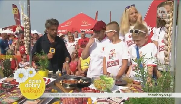 Na plaży w Dziwnowie kontrastowe potrawy. Sałatka i węgierskie leczo