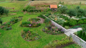 "Nowa Maja w ogrodzie": ogród bez ogrodzenia, otwarty na naturę i okoliczne widoki